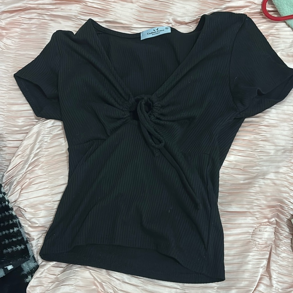 Black crop top v neck with a bow and circle in middle size xs